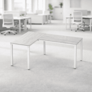 Mesa de oficina moderna y funcional en espacio de trabajo abierto.