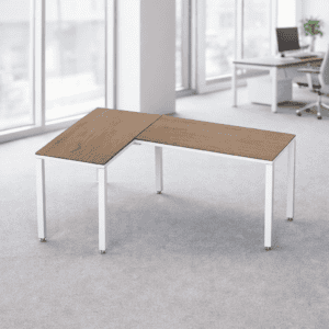 Mesa de oficina en forma de L con superficie de madera y estructura metálica blanca para espacios de.