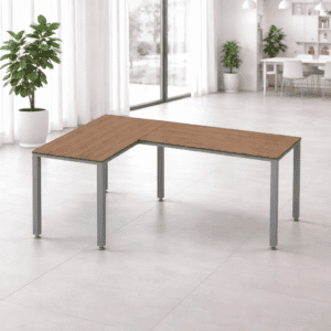 Mesa de oficina en forma de L con superficie de madera y estructura metálica para espacios de trabaj.