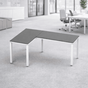 Mesa de oficina en espacio moderno y luminoso.