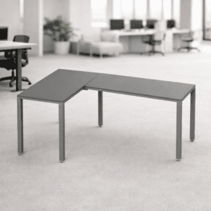 Mesa de oficina en espacio moderno y luminoso.