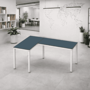Mesa de oficina moderna y funcional en espacio de trabajo abierto.