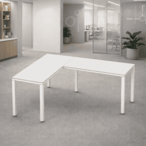 Mesa de oficina moderna en espacio de trabajo luminoso y minimalista.