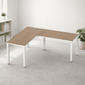Mesa de oficina en forma de L con superficie de madera y estructura metálica blanca.