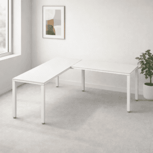 Mesas de oficina blancas ajustables en espacio minimalista y moderno.