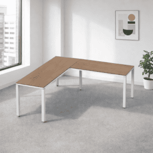 Mesa de oficina en forma de L con superficie de madera y estructura metálica blanca.