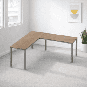 Mesa de oficina en esquina con superficie de madera y estructura metálica para espacios de trabajo.