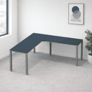 Escritorio de oficina modular con superficie en color azul y estructura metálica. Ideal para espacio.