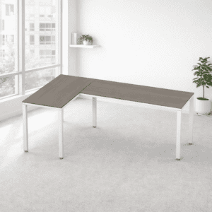 Escritorio de oficina en forma de L con superficie de madera clara y estructura blanca, ideal para e.