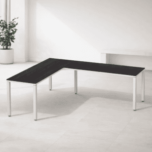 Mesa de oficina moderna en espacio minimalista, ideal para trabajo y reuniones.