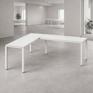 Mesas de oficina blancas en espacio de oficina moderna y minimalista.