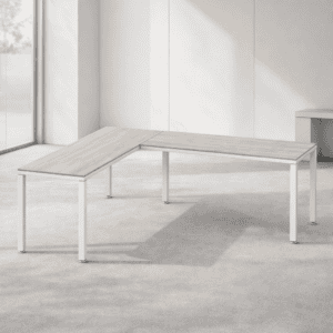 Mesa de oficina moderna y minimalista en espacio luminoso.