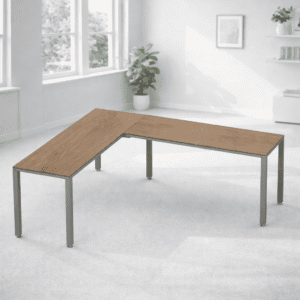 Mesa de oficina moderna con superficie de madera y estructura metálica en espacio de oficina minimal.