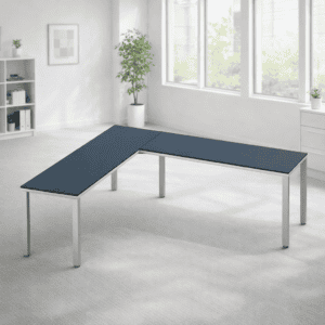 Mesa de oficina en forma de L con superficie azul y estructura metálica moderna para espacios de tra.