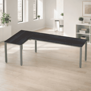 Mesa de oficina moderna y funcional en espacio luminoso y minimalista.