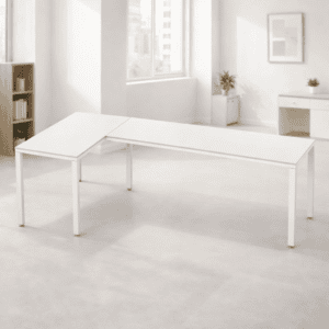 Mesa de oficina moderna y minimalista en espacio luminoso y elegante.