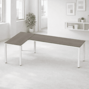 Mesa de oficina moderna y funcional en un espacio minimalista y luminoso.