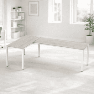 Mesa de oficina moderna y minimalista en espacio luminoso.