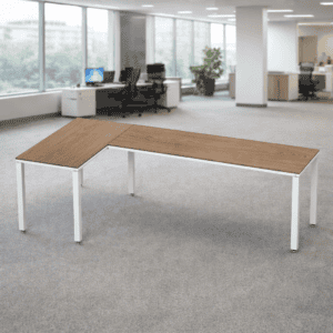 Mesa de oficina moderna con superficie de madera y estructura blanca en espacio de oficina.