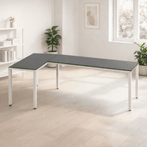 Mesa de oficina moderna y funcional en espacio luminoso con plantas y decoración minimalista.
