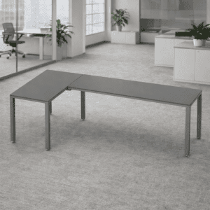 Mesa de oficina en forma de L para espacios de trabajo eficientes y ergonómicos.