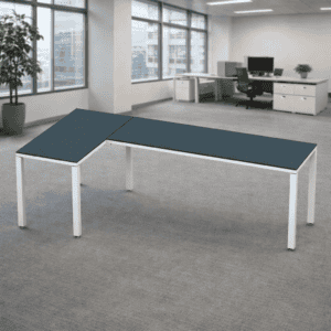 Mesa de oficina moderna y funcional en espacio de trabajo con luz natural.