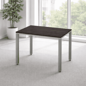 Mesa de oficina moderna con superficie de madera oscura y estructura metálica para espacios de traba.