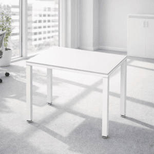 Mesa de oficina blanca moderna en espacio luminoso y minimalista.