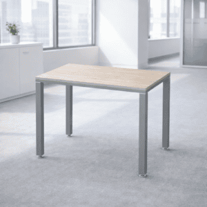 Mesa de oficina moderna con patas metálicas y superficie de madera clara para espacios laborales.