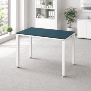 Mesa de oficina moderna con superficie azul y estructura blanca en espacio de trabajo.