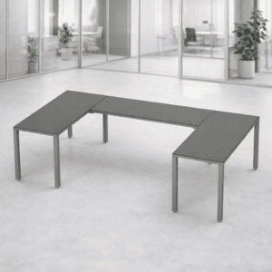 Mesa de oficina moderna y funcional en espacio de trabajo abierto.