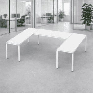 Mesa de oficina blanca en espacio de trabajo moderno y abierto.