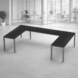 Mesa de oficina en forma de U con superficie de madera oscura y estructura metálica para espacios de.