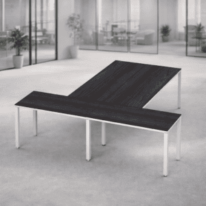 Mesita de oficina moderna con superficie de madera oscura y estructura metálica en oficina elegante.