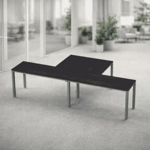 Mesa de oficina moderna y funcional para espacios de trabajo colaborativos.