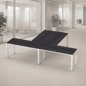 Mesa de oficina moderna y funcional en espacio corporativo.