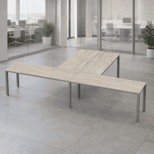 Mesa de oficina moderna y funcional en espacio de trabajo abierto.