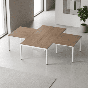 Mesa de oficina modular con superficie de madera clara y estructura blanca para espacios de trabajo.