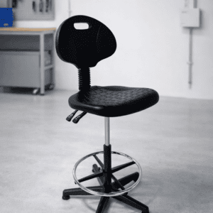 Silla de oficina ergonómica con respaldo ajustable y base giratoria para espacios de trabajo.