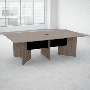 Mesa de oficina moderna en espacio luminoso y minimalista.