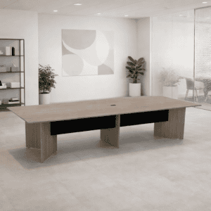 Mesa de oficina moderna en espacio de trabajo minimalista y luminoso.