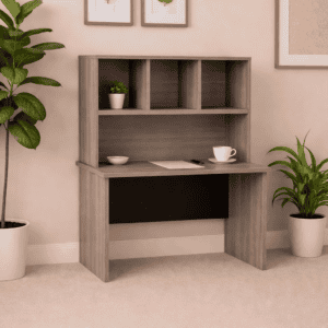 Escritorio de oficina con estantes y plantas decorativas en un espacio moderno y minimalista.