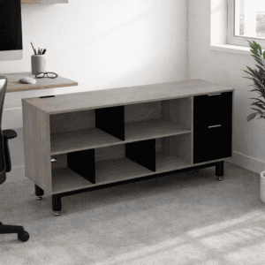 Mueble de oficina con diseño moderno, almacenamiento en madera y detalles en negro, ideal para espac.