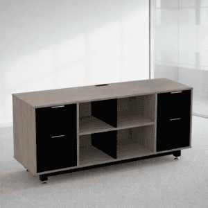 Mueble de oficina con puertas negras y estantes abiertos en espacio de trabajo.