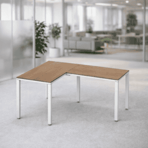 Mesa de oficina con superficie de madera y estructura metálica en ambiente de trabajo.