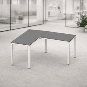 Mesa de oficina moderna y funcional en espacio de trabajo abierto.