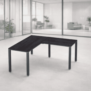 Mesa de oficina moderna y funcional en un espacio de trabajo abierto.