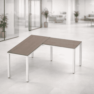 Mesa de oficina en forma de L para espacios de trabajo modernos y funcionales.