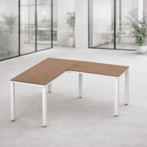 Mesa de oficina en espacio moderno y luminoso, ideal para ambientes laborales y de trabajo en oficin.