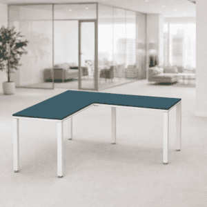 Mesa de oficina moderna y funcional en espacio abierto.